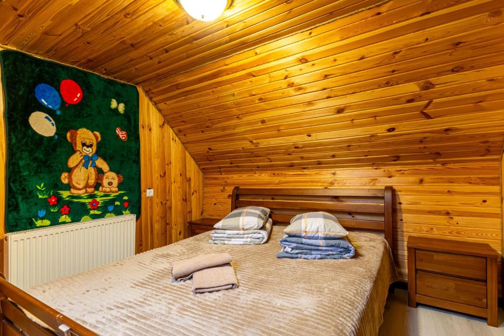Postel nebo postele na pokoji v ubytování Хатинка у Румуна