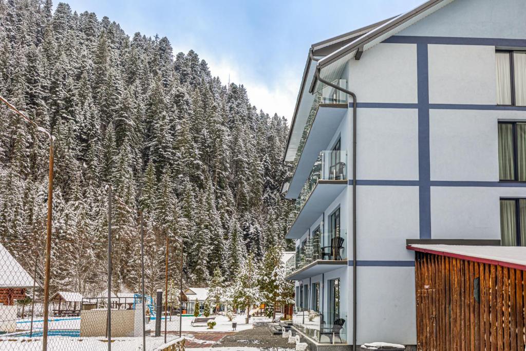 Nespecifikovaný výhled na hory nebo výhled na hory při pohledu z hotelu