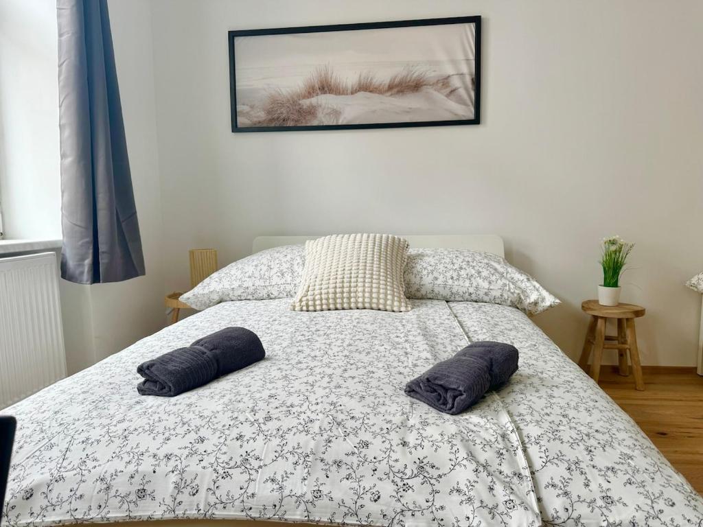 Stylish & Renovated Apartment with Free Parking