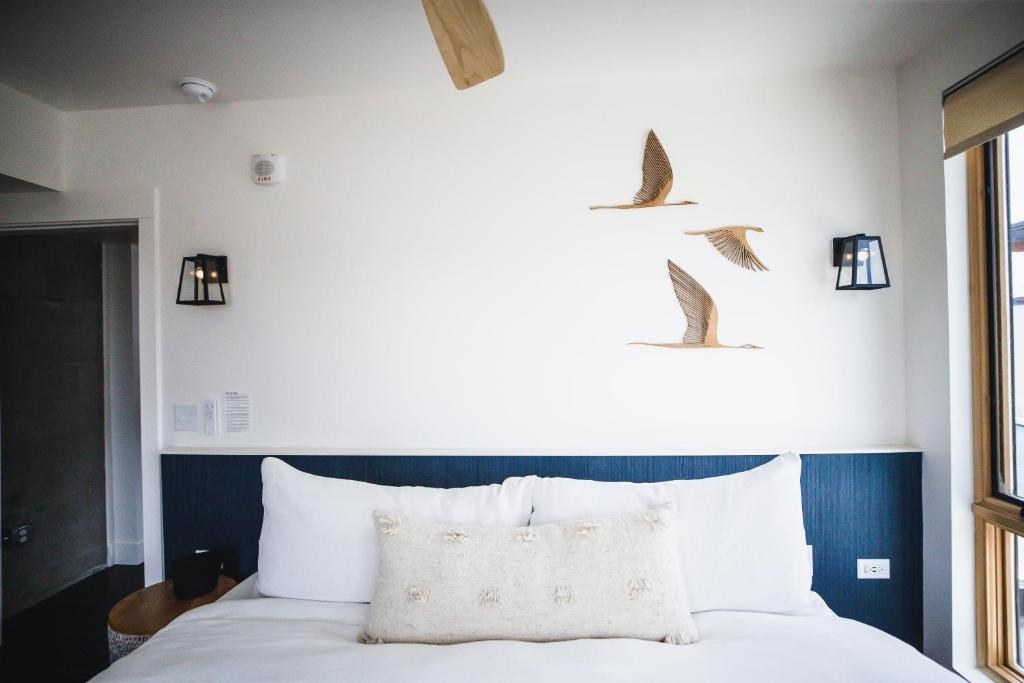 Postel nebo postele na pokoji v ubytování Shorehouse Hotel