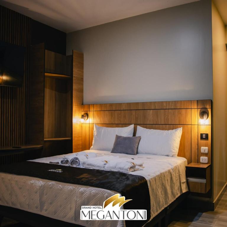 Postel nebo postele na pokoji v ubytování Grand Hotel Megantoni