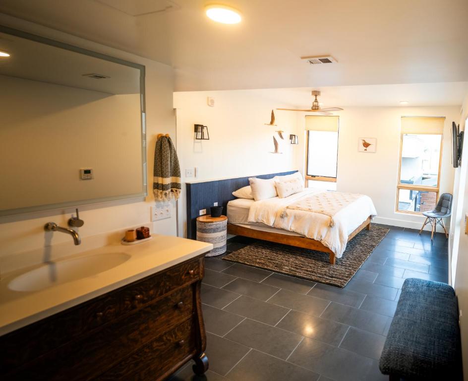 Postel nebo postele na pokoji v ubytování Shorehouse Hotel