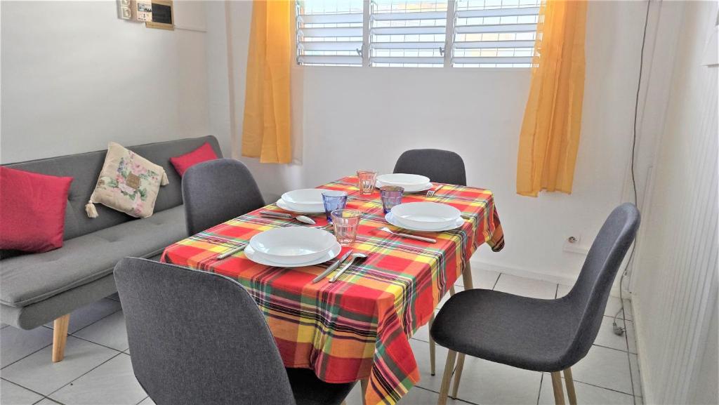 Posezení v ubytování Suite familiale 4 personnes chez l'habitant - Sports & aéroport à proximité