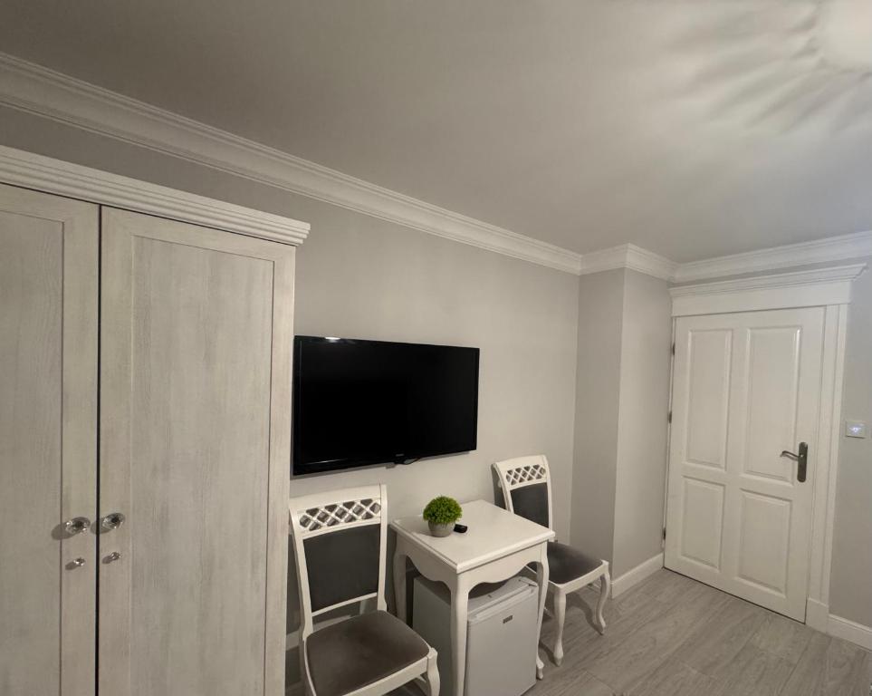 Televízia a/alebo spoločenská miestnosť v ubytovaní Villa Śnieżka