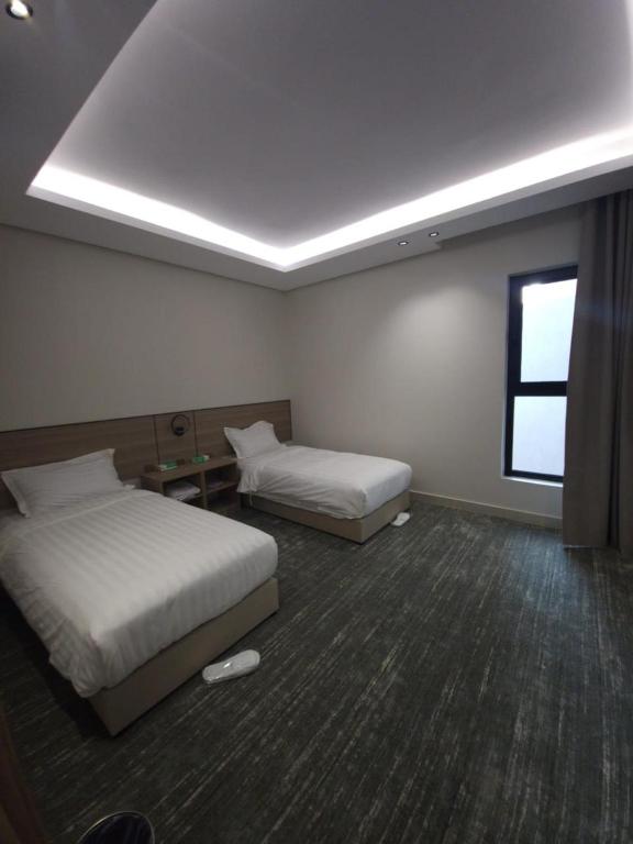 麦地那فيلا هيفاء的一间有两张床和一扇窗户的酒店房间