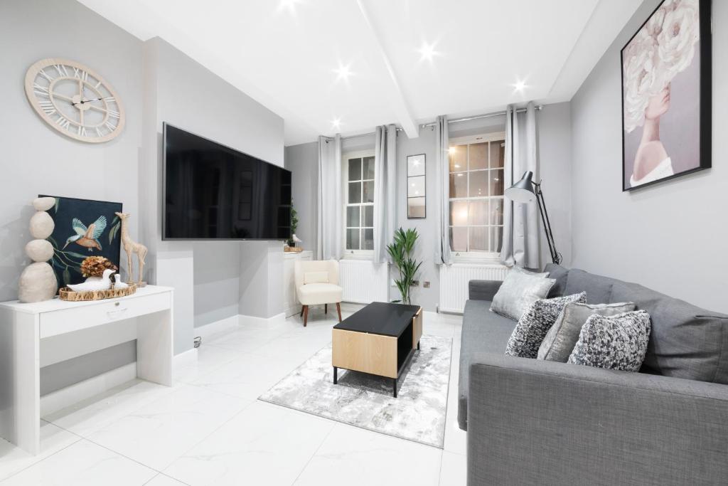 View of High Ceiling Modern Apartment Heart of Central London, London (updated ...