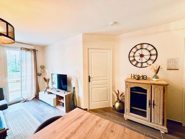 Televízia a/alebo spoločenská miestnosť v ubytovaní Le Plessis Capitale - Appartement entier avec jardin