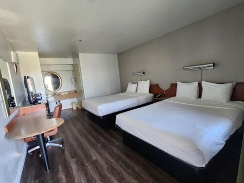 Postel nebo postele na pokoji v ubytování Motel 6 Barstow, CA I15 and Lenwood Road