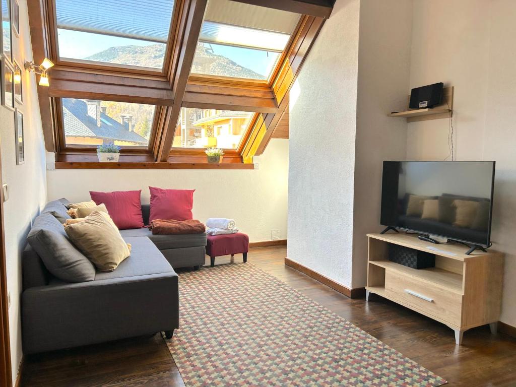 TV a/nebo společenská místnost v ubytování Apartament encantador, familiar i lluminós by RURAL D'ÀNEU