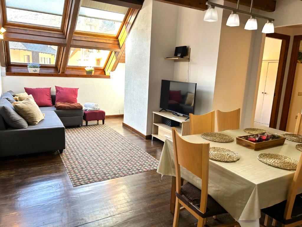 TV a/nebo společenská místnost v ubytování Apartament encantador, familiar i lluminós by RURAL D'ÀNEU