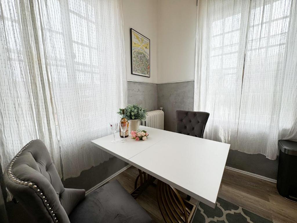 Posezení v ubytování NYC views Spacious 3 bedroom apartment
