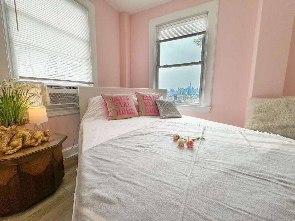 Postel nebo postele na pokoji v ubytování NYC views Spacious 3 bedroom apartment