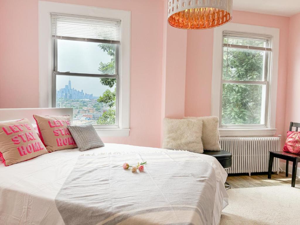 Postel nebo postele na pokoji v ubytování NYC views Spacious 3 bedroom apartment