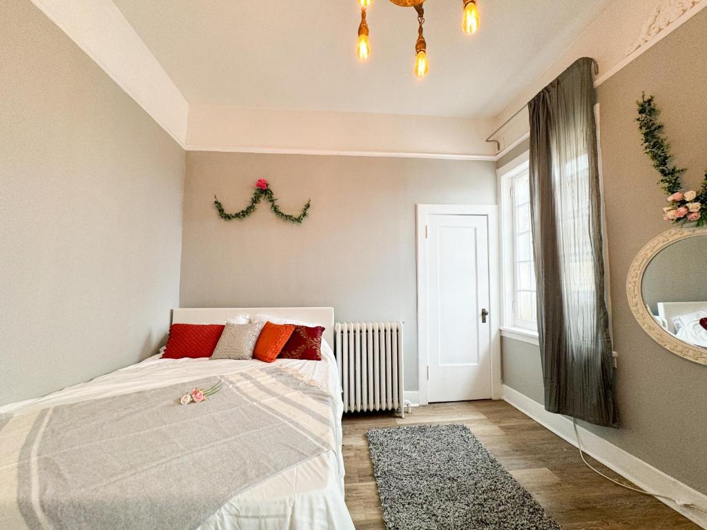 Postel nebo postele na pokoji v ubytování NYC views Spacious 3 bedroom apartment