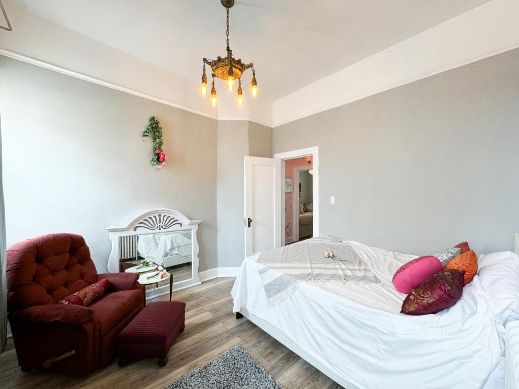 Postel nebo postele na pokoji v ubytování NYC views Spacious 3 bedroom apartment