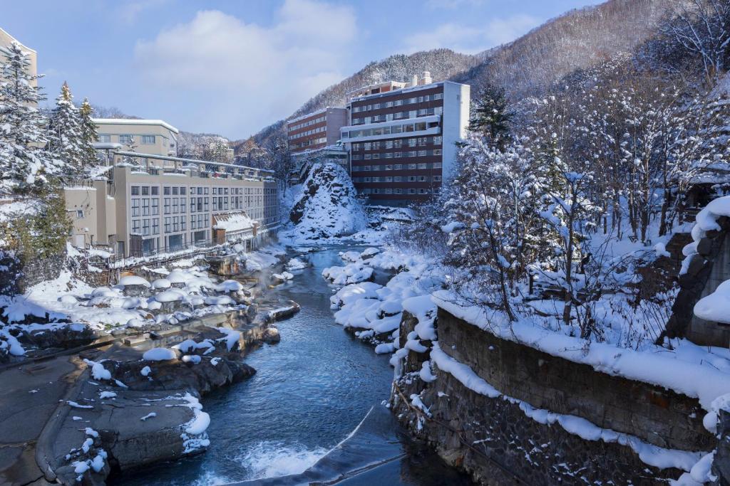 une rivière dans une ville enneigée dans l'établissement Shogetsu Grand Hotel, à Jozankei
