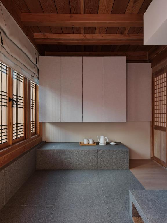 The Korean Traditional Hanok in Downtown Seoul for convenient public transportation - Seoul Ari photo