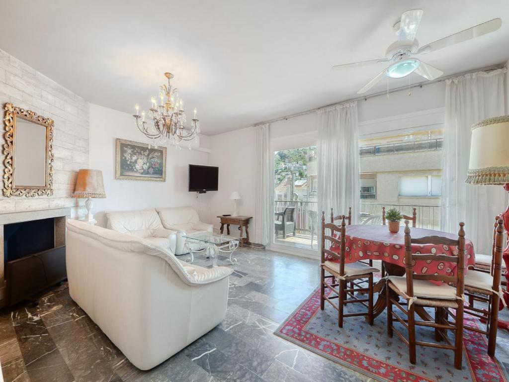 Apartment by Roses Beach with Mountain Views - Appartement De Trois Chambres