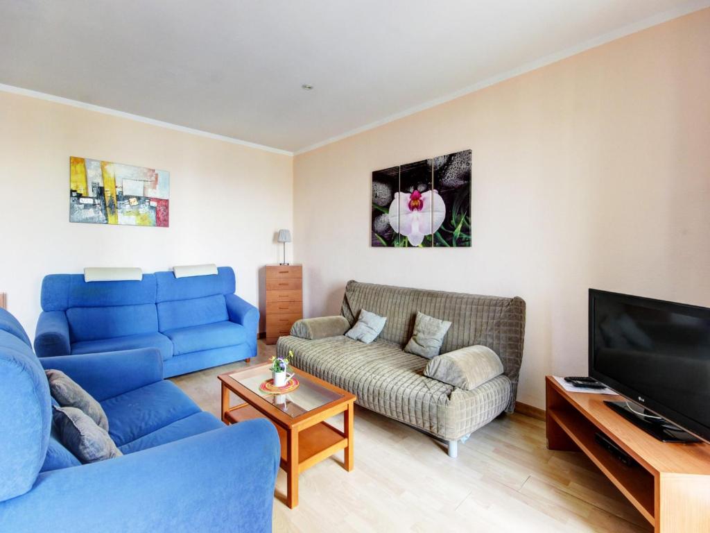 Μια τηλεόραση ή/και κέντρο ψυχαγωγίας στο Apartment in Roses by the Beach