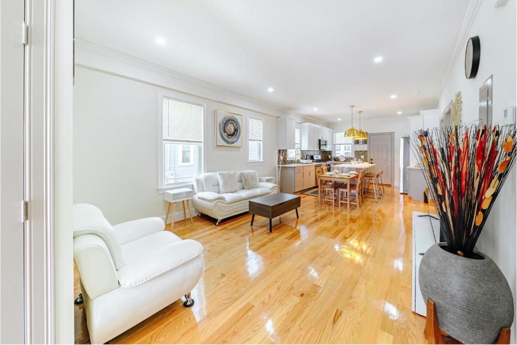 Χώρος καθιστικού στο 82 - 3BR Boston - Stylish Stay near MBTA