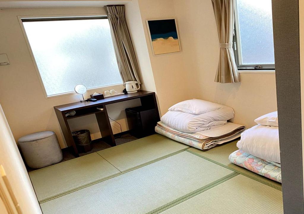 Postel nebo postele na pokoji v ubytování Floral Hotel · SakaisuJi-Honmachi Osaka