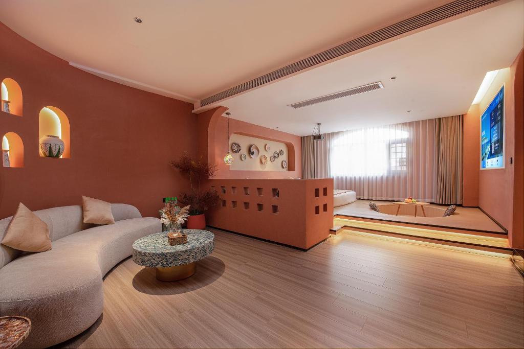 TV a/nebo společenská místnost v ubytování JOURNEY Hotel