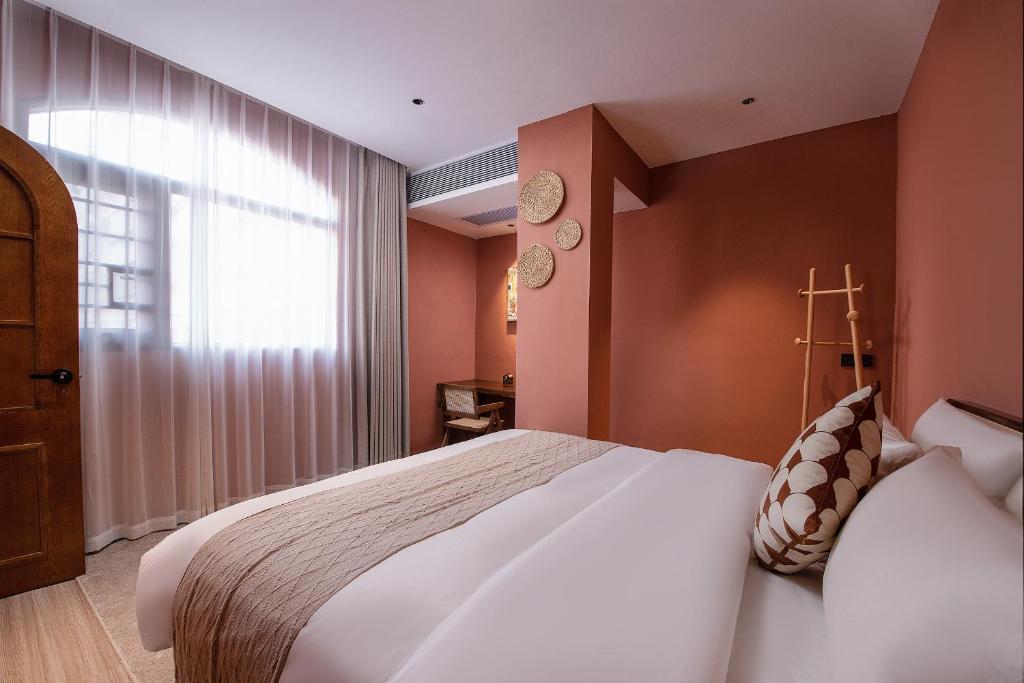 Postel nebo postele na pokoji v ubytování JOURNEY Hotel