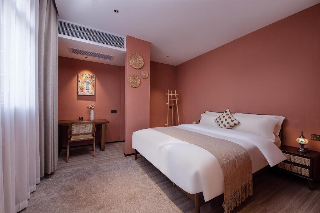 Postel nebo postele na pokoji v ubytování JOURNEY Hotel