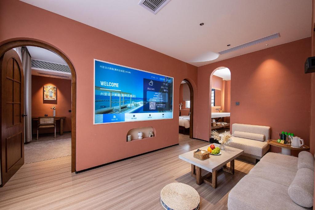 TV a/nebo společenská místnost v ubytování JOURNEY Hotel
