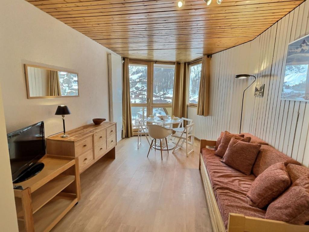 un salon avec un canapé et une table dans l'établissement Studio pour 4 personnes à Val-d'Isère, balcon exposé sud - FR-1-411-882, à Val dʼIsère
