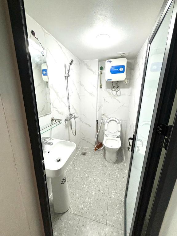 Koupelna v ubytování Nhà nghỉ TIỆN LỢI Nguyễn Khánh Toàn-Cầu Giấy-Hà Nội