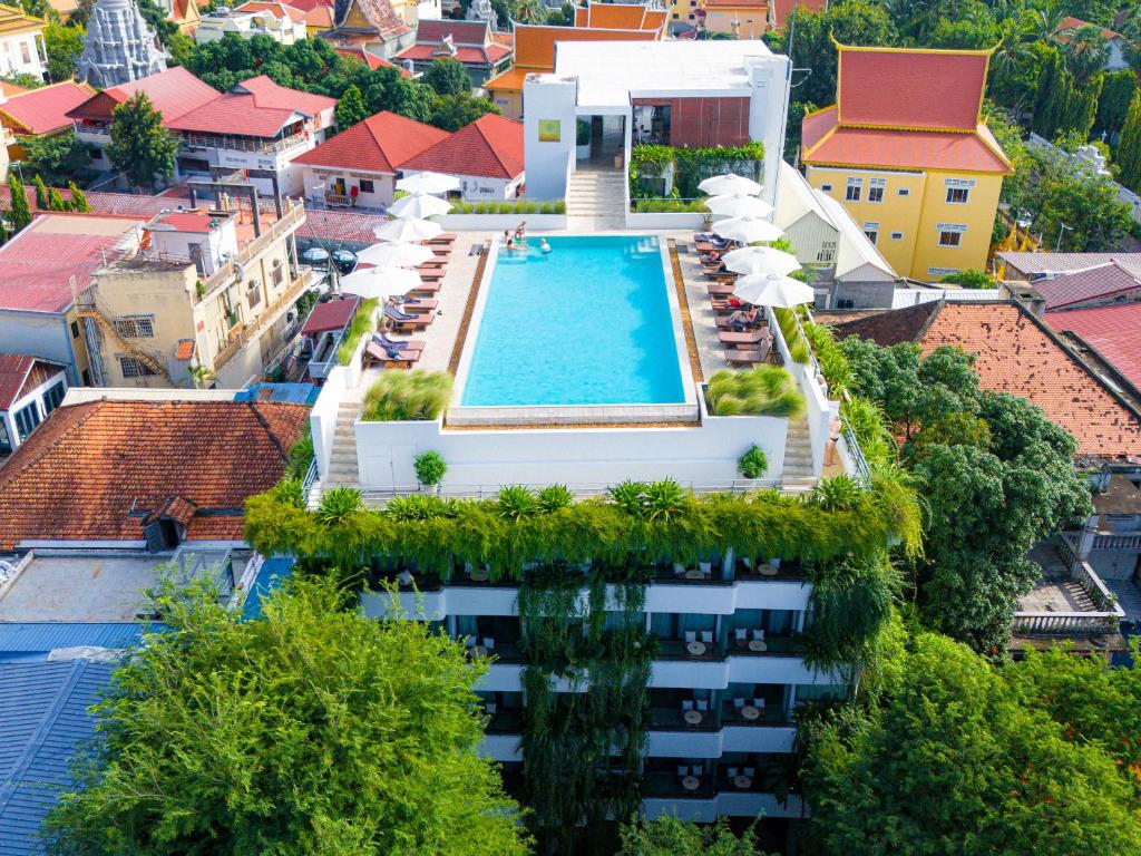 Bazén v ubytování Penh House Hotel nebo v jeho okolí