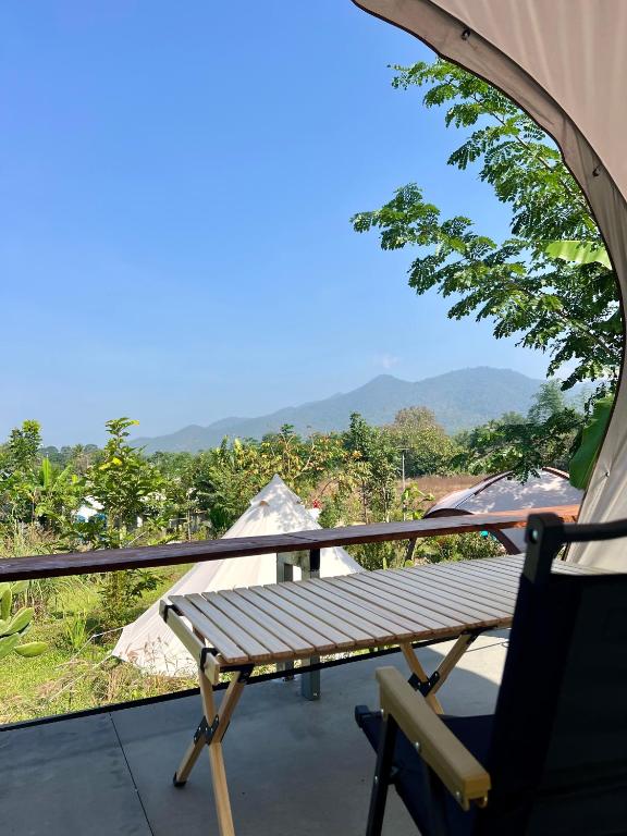 Nespecifikovaný výhled na hory nebo výhled na hory při pohledu z luxury tent