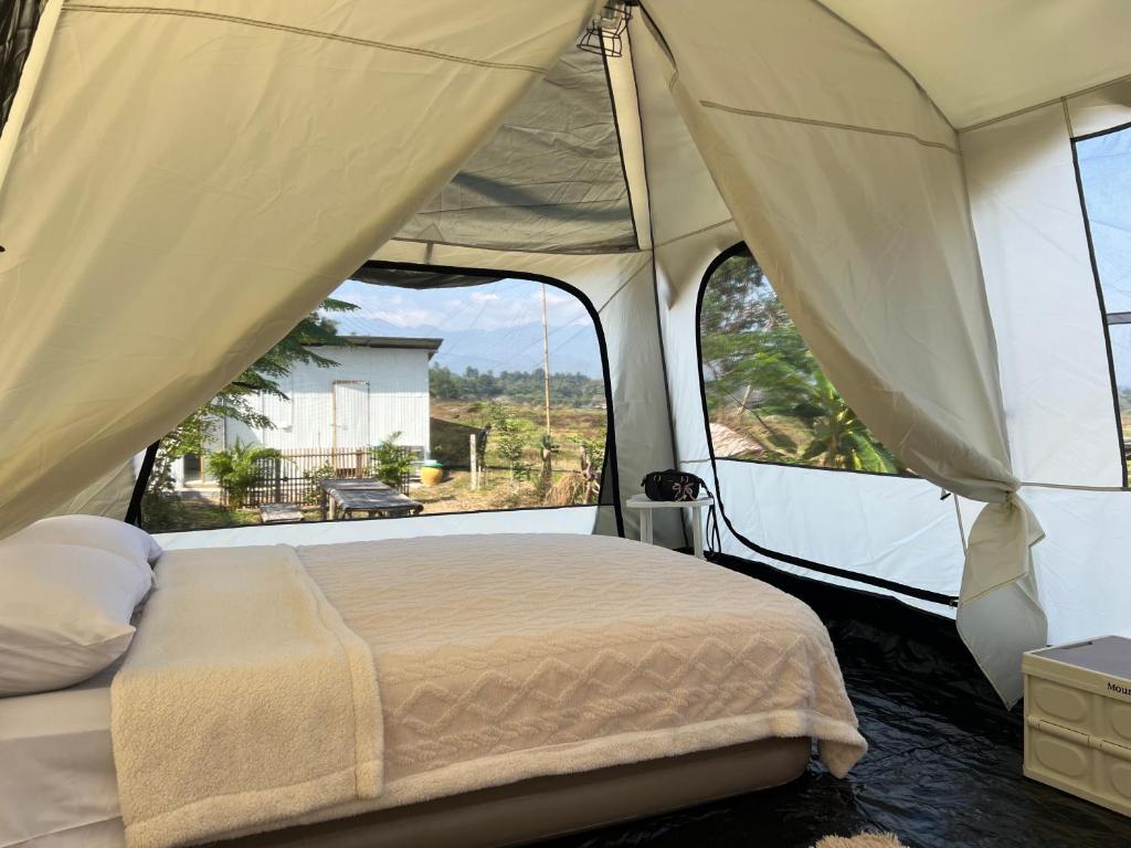Postel nebo postele na pokoji v ubytování Skyviewtent