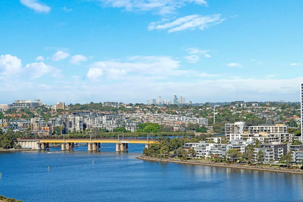 Gallery image of Deluxe 3b2b apt with waterfront and convenient facilities in Sydney