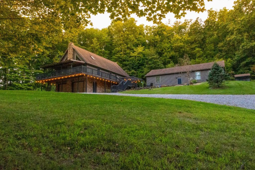 Vườn quanh Home with Hot Tub, Pickleball and Disc Golf