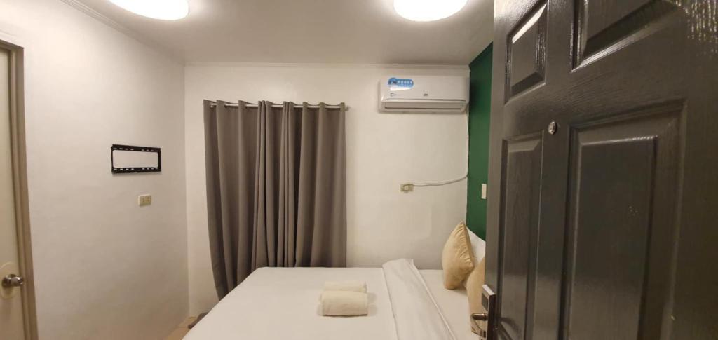 Postel nebo postele na pokoji v ubytování AJ Tourist Inn