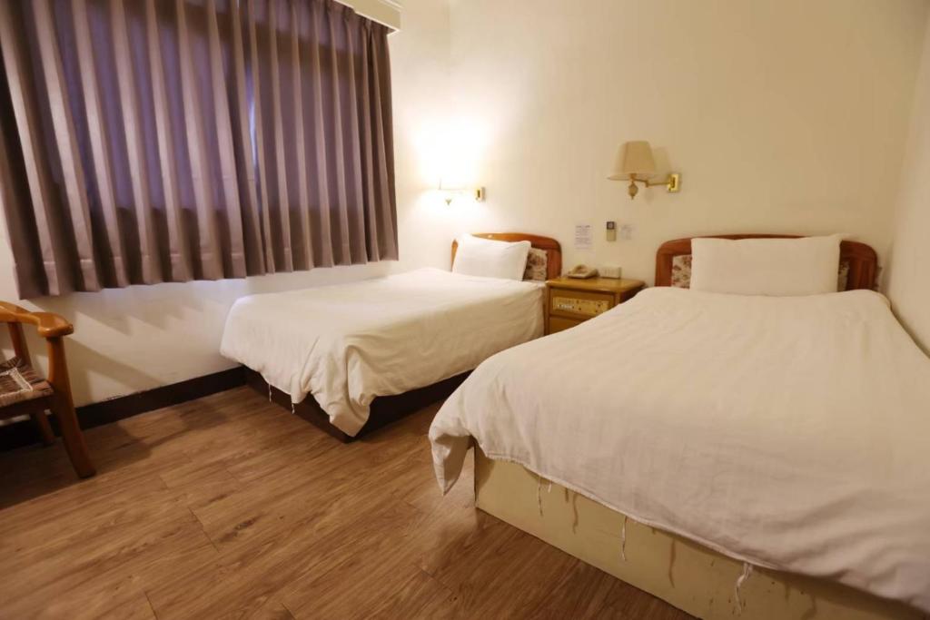 Postel nebo postele na pokoji v ubytování 金麗麗大飯店