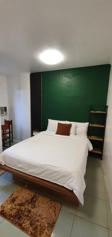 Postel nebo postele na pokoji v ubytování AJ Tourist Inn