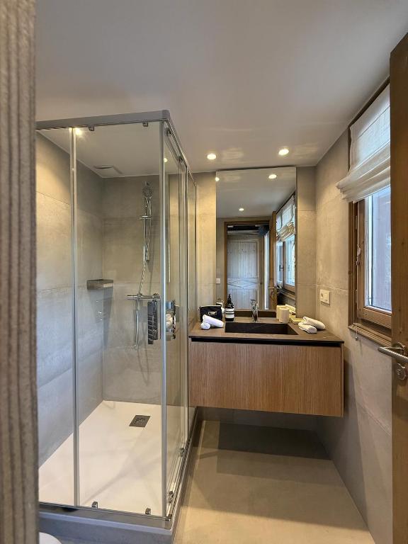 Zdjęcie z galerii obiektu Luxurious Ski-in Ski-out Duplex on Ski Slope w Courchevel