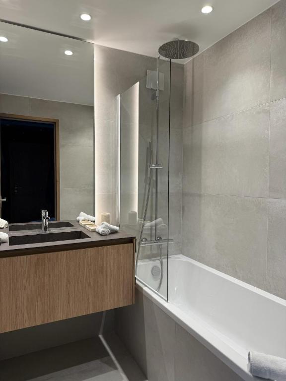 Zdjęcie z galerii obiektu Luxurious Ski-in Ski-out Duplex on Ski Slope w Courchevel