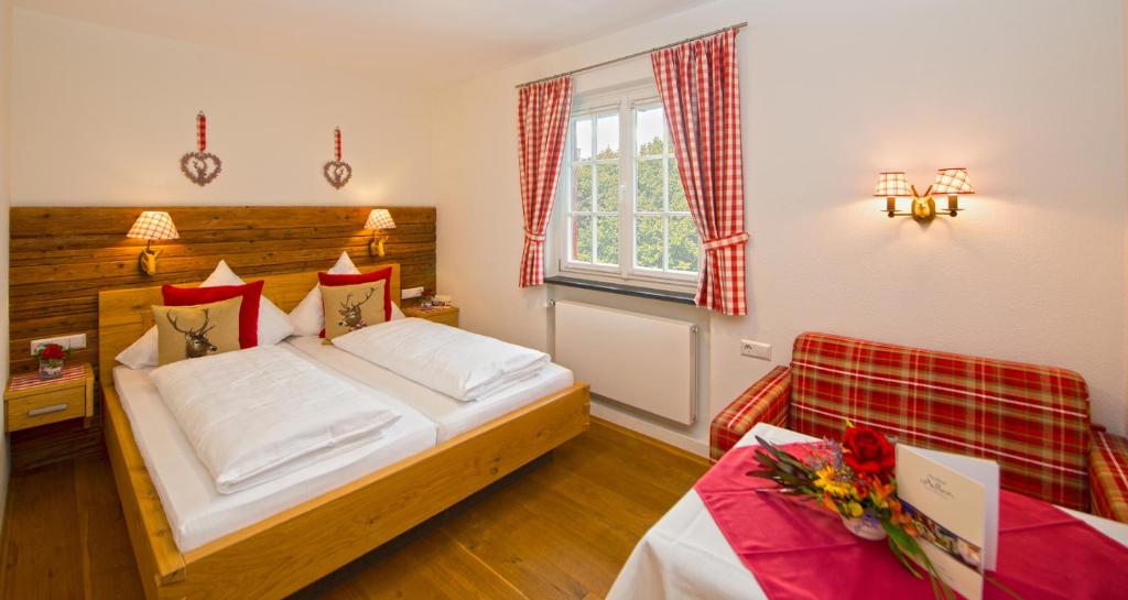 Postel nebo postele na pokoji v ubytování Hotel-Gasthof Adler