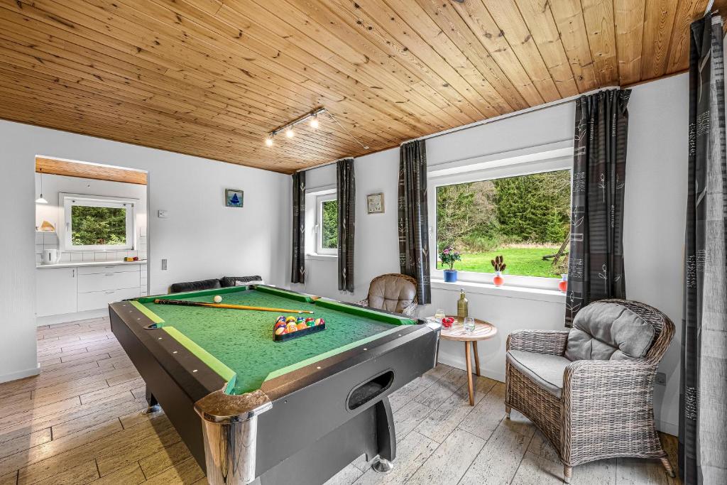 Biliár nebo kulečník v ubytování Large Pool House For 20 People, Where Hunting Is Allowed In The Adjacent Forest,