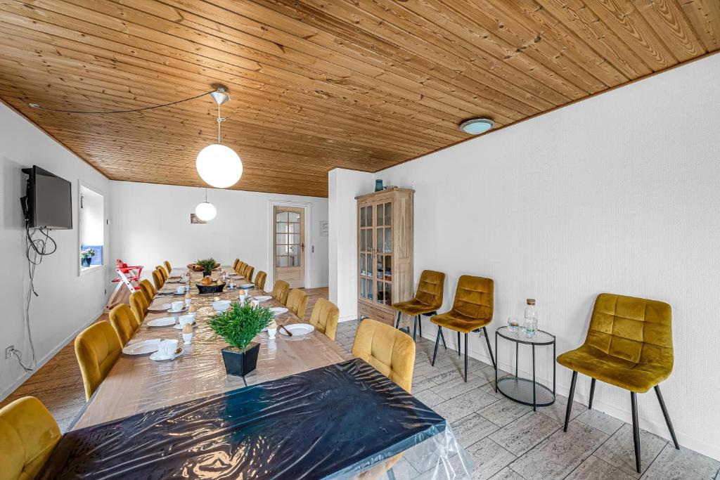 Posezení v ubytování Large Pool House For 20 People, Where Hunting Is Allowed In The Adjacent Forest,