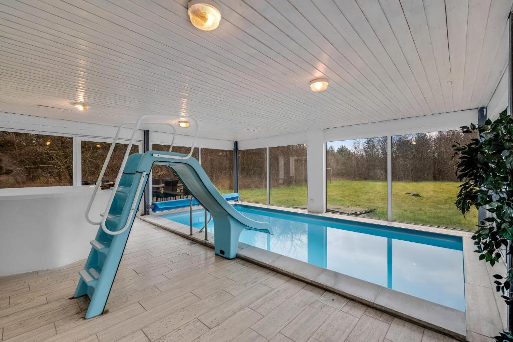 Bazén v ubytování Large Pool House For 20 People, Where Hunting Is Allowed In The Adjacent Forest, nebo v jeho okolí