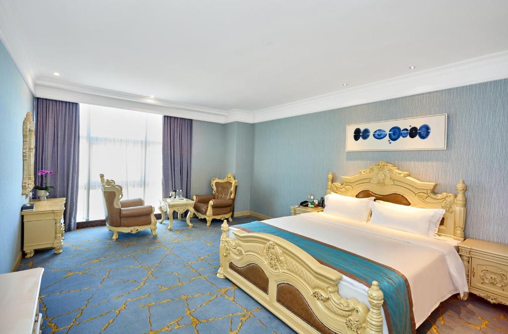 Postel nebo postele na pokoji v ubytování Nan Yang Royal Hotel