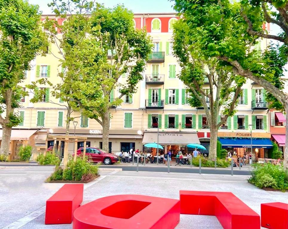 un banc rouge au milieu d'une rue urbaine dans l'établissement Place Grimaldi, close to beach and restaurants, with balcony, à Nice