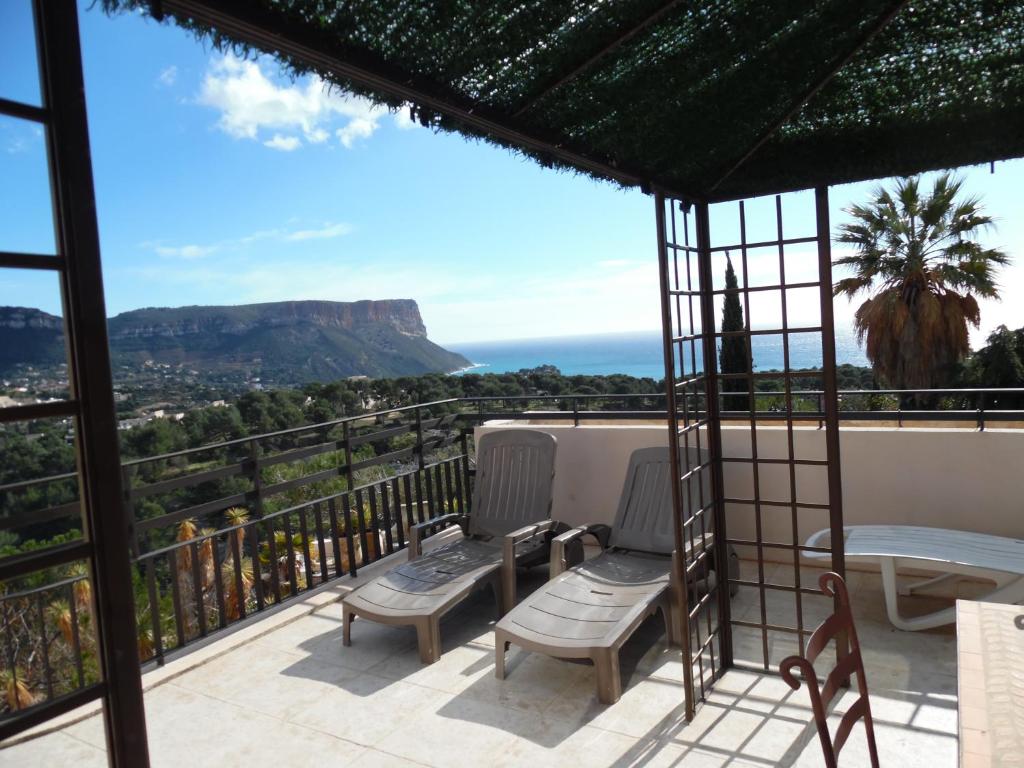 een uitzicht vanaf het balkon van een huis bij T3 vue mer exceptionnelle in Cassis