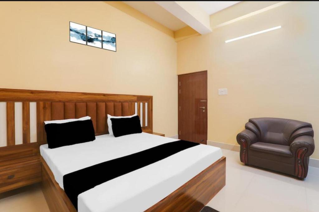 Postel nebo postele na pokoji v ubytování Roomssolution Patna