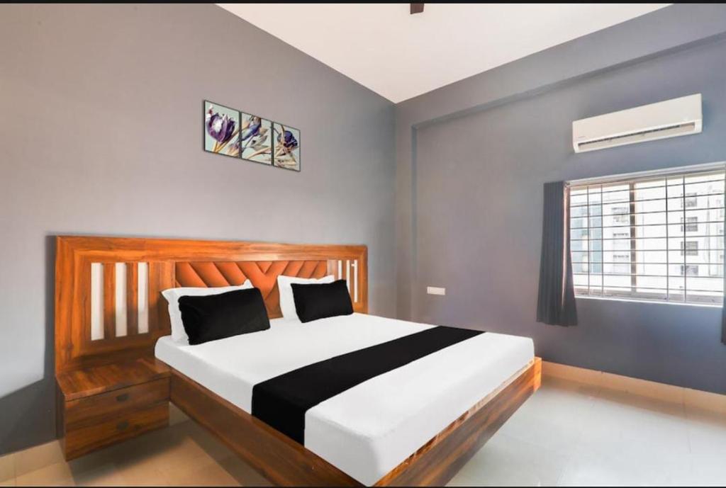 Postel nebo postele na pokoji v ubytování Roomssolution Patna